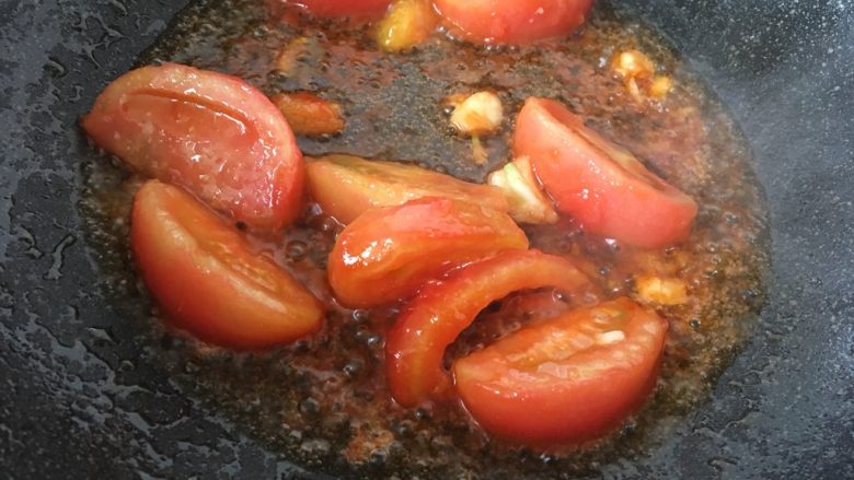 番茄花菜,加入<a style='color:red;display:inline-block;' href='/shicai/ 699'>番茄酱</a>翻炒至番茄变软。