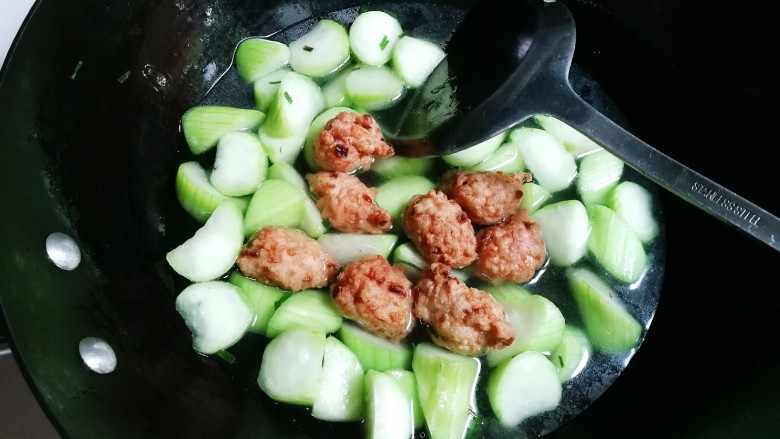 清香丝瓜肉圆汤,放入肉圆烧开