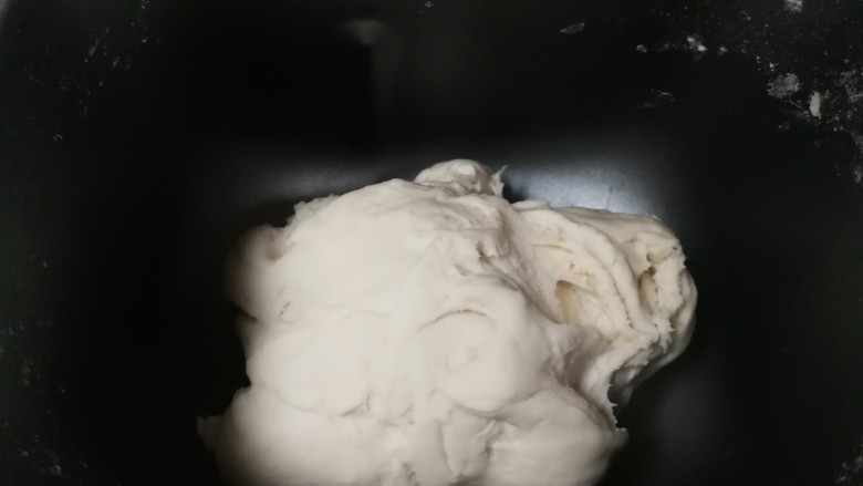 香虾胡萝卜包子,启动搅拌15分钟成湿润面团,静置十分钟