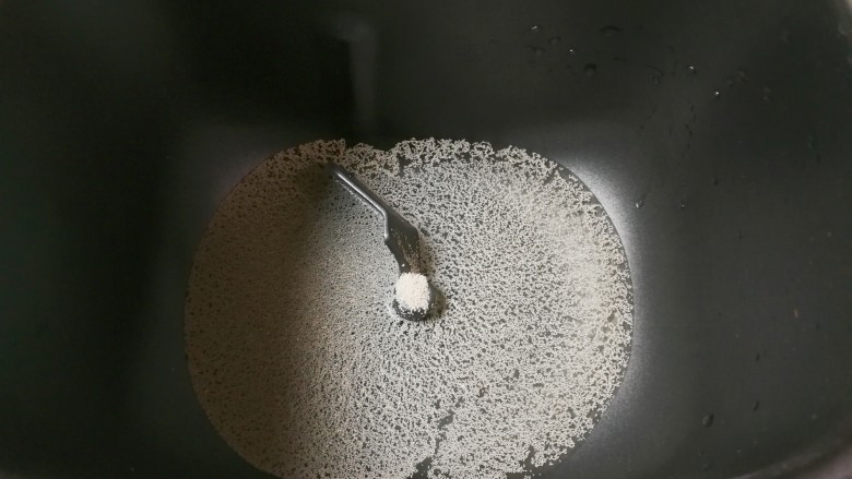 香虾胡萝卜包子,面包机桶放入砂糖和温水搅化,放入发酵粉搅化