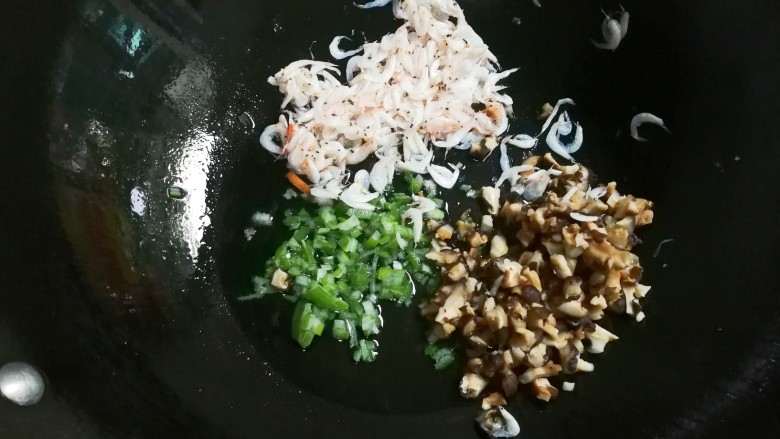 香虾胡萝卜包子,热锅凉油放入放入香菇,大葱