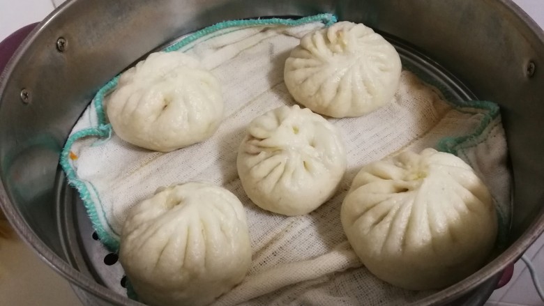 香虾胡萝卜包子,放入电蒸锅醒发四十分钟左右,看到表面湿润开始蒸,冷水一起算时间二十分钟