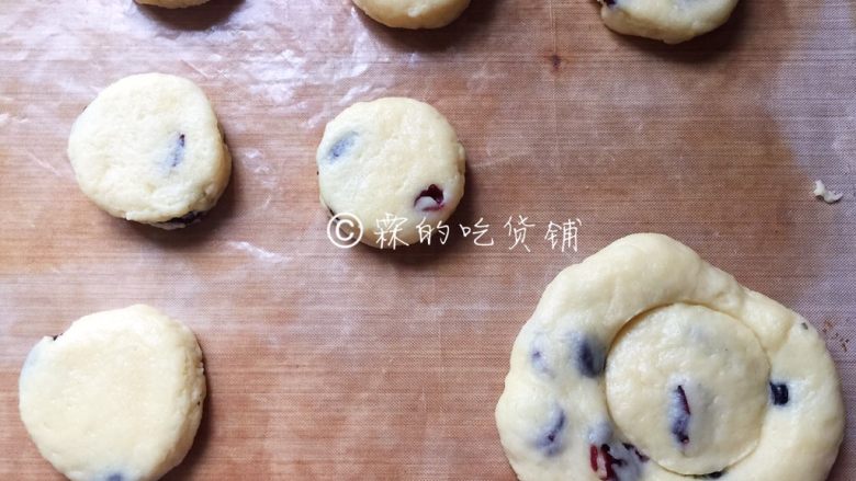 蔓越莓司康,用擀面杖擀成约1.5厘米的面片,随后用圆模切出圆面片(没有圆模切成合适大小的三角形也可以)