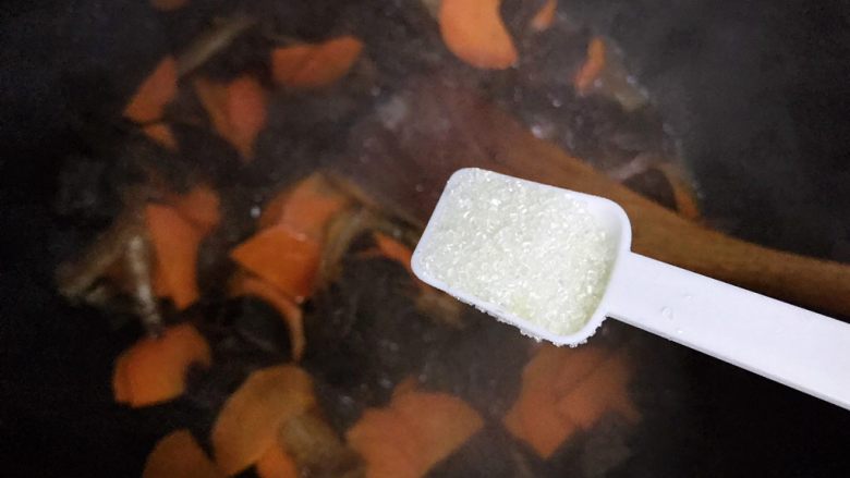 胡萝卜木耳炒小鱼干,加两小勺细砂糖,翻炒均匀,即可