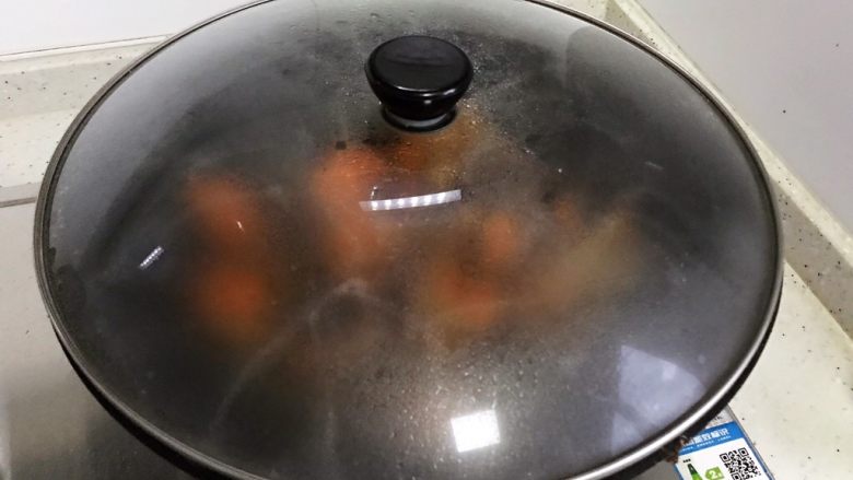 胡萝卜木耳炒小鱼干,盖上锅盖,转中小火焖煮2分钟