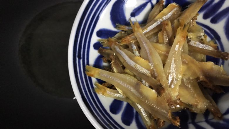 胡萝卜木耳炒小鱼干,待锅内油七分热时,下小鱼干