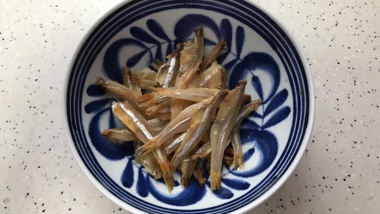 胡萝卜木耳炒小鱼干,泡好的小鱼干去头,洗净,控干水分
