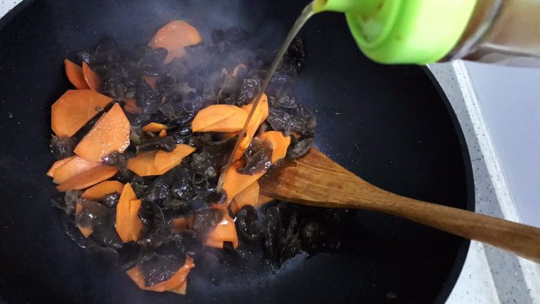 胡萝卜木耳炒小鱼干,加适量料酒