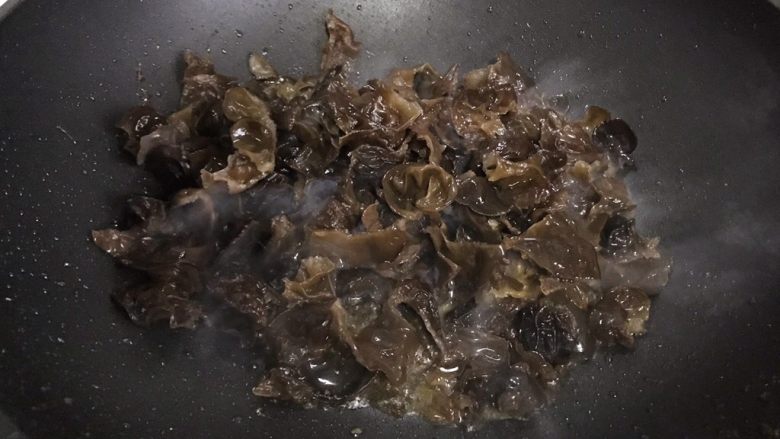 胡萝卜木耳炒小鱼干,锅内留底油,下木耳