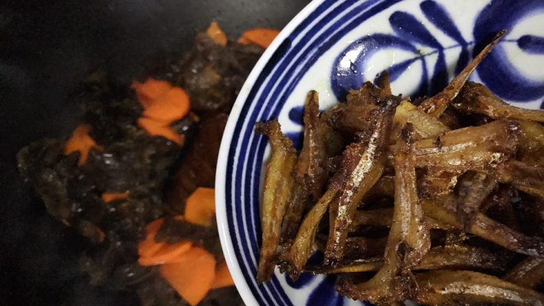 胡萝卜木耳炒小鱼干,加入小鱼干,翻炒均匀