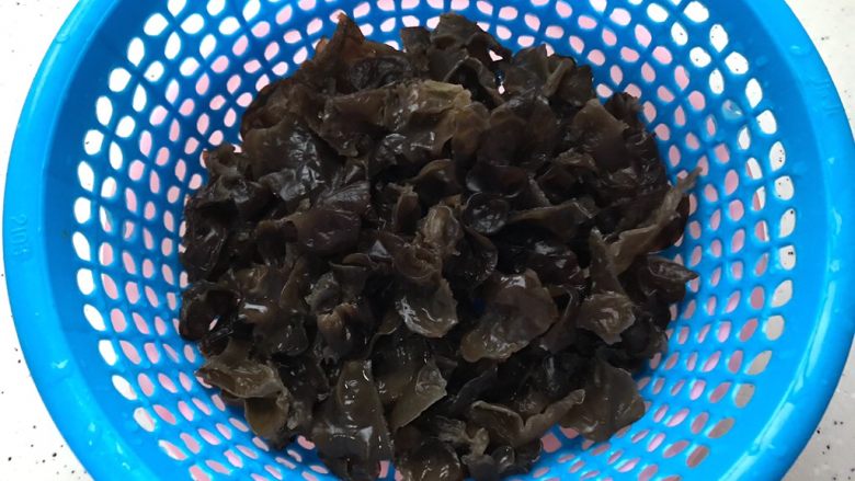 胡萝卜木耳炒小鱼干,泡发好之后的木耳去蒂洗净,撕成小朵,控干水分