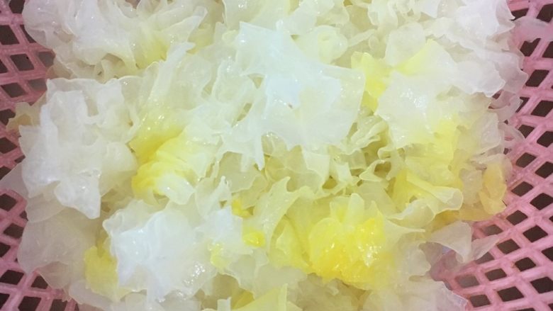 百变水果 椰汁鲜雪耳木瓜糖水,雪耳洗净切块
