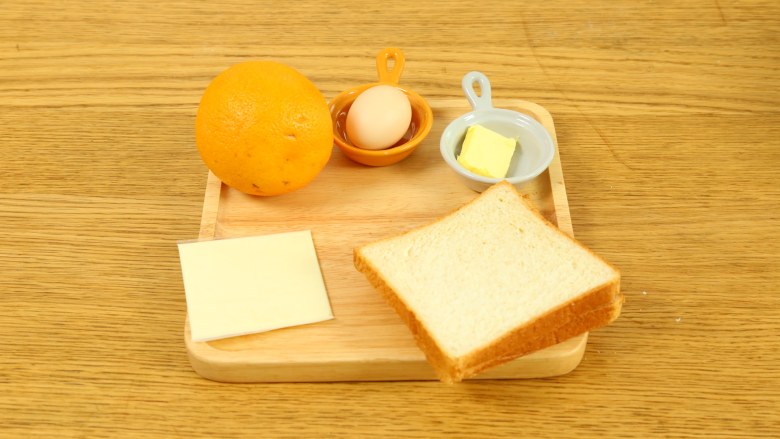 奶酪棒18m+,主料:吐司2片、<a style='color:red;display:inline-block;' href='/shicai/ 884'>奶酪</a>1片、黄油30g
配料:鸡蛋1个、橙子1个