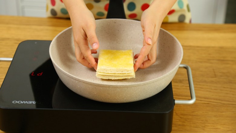 奶酪棒18m+,放入锅中,煎到奶酪融化。(大概2分钟)