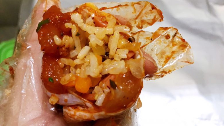 阿根廷燃情风味鸡翅包饭,取出鸡翅,用筷子把炒饭塞入鸡翅里
塞得鼓一些好看哦