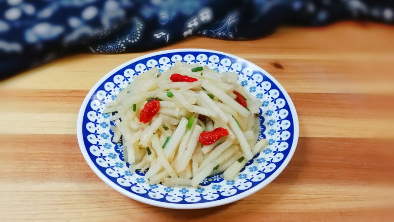 葱香枸杞地瓜,甜中带咸,脆脆的好吃