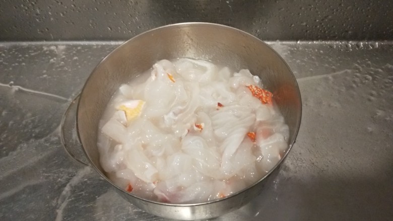 新文美食 酸菜红雕鱼,片好的鱼片放入适量盐抓均匀,在洗掉鱼胶。