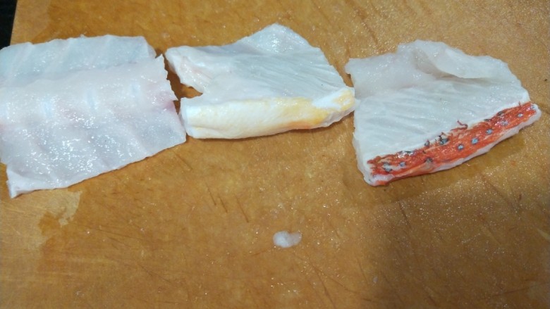 新文美食 酸菜红雕鱼,鱼骨切成块。