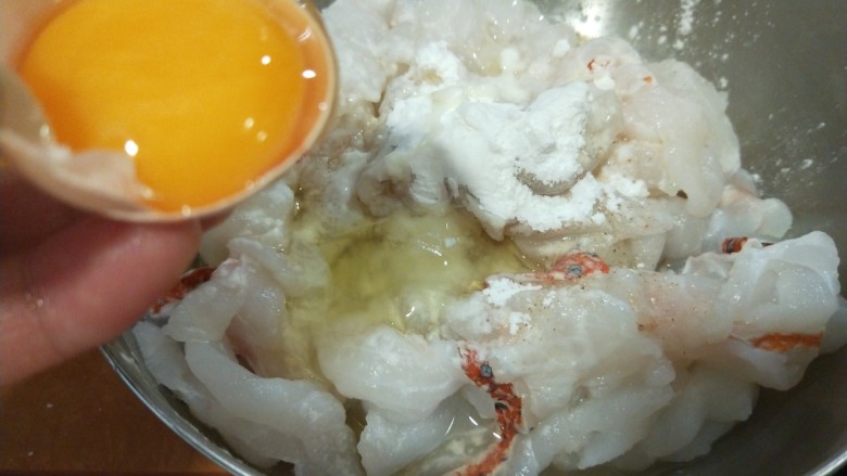 新文美食 酸菜红雕鱼,加入适量干淀粉,盐,打入一个鸡蛋青。
