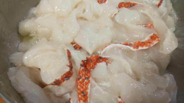 新文美食 酸菜红雕鱼,抓均匀即可。
