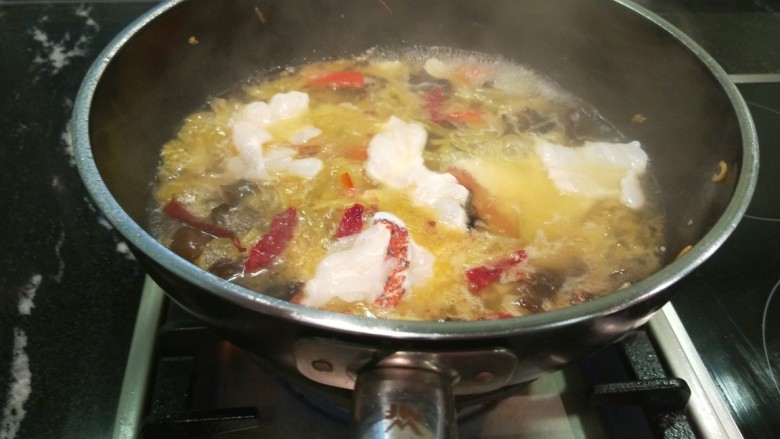 新文美食 酸菜红雕鱼,放入滑好的鱼肉片,烧开锅即可关火。