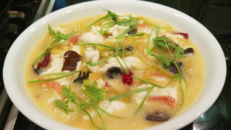 新文美食 酸菜红雕鱼,撒上葱丝,<a style='color:red;display:inline-block;' href='/shicai/ 131'>香菜</a>完成了。