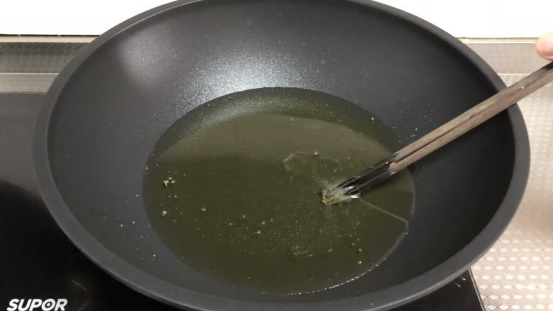 孜然牙签牛肉,锅中倒入稍多油,五成热