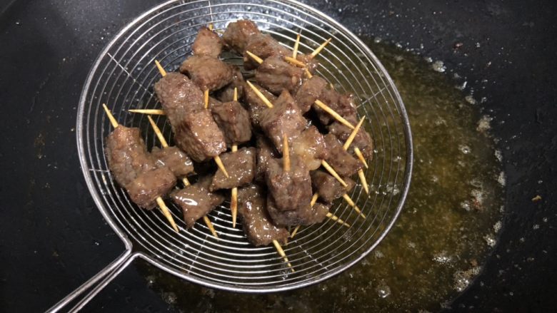 孜然牙签牛肉,炸至牛肉粒边缘焦黄捞出沥油,大概6分钟