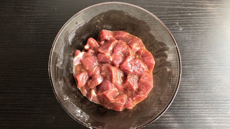 孜然牙签牛肉,加入<a style='color:red;display:inline-block;' href='/shicai/ 718'>料酒</a>，<a style='color:red;display:inline-block;' href='/shicai/ 10588'>糖</a>，盐，味极鲜，<a style='color:red;display:inline-block;' href='/shicai/ 721'>蚝油</a>，淀粉，抓匀腌制半小时