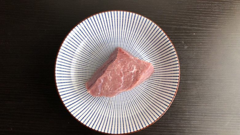 孜然牙签牛肉,准备<a style='color:red;display:inline-block;' href='/shicai/ 973'>牛里脊</a>肉,反复冲洗干净