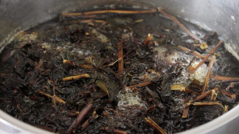 百变水果 八宝芋圆烧仙草,将烧仙草在水里泡上几分钟,然后清洗干净。加入约1000克的清水,用大火烧开后转小火,炖上大约一个小时,煮出仙草的粘液。