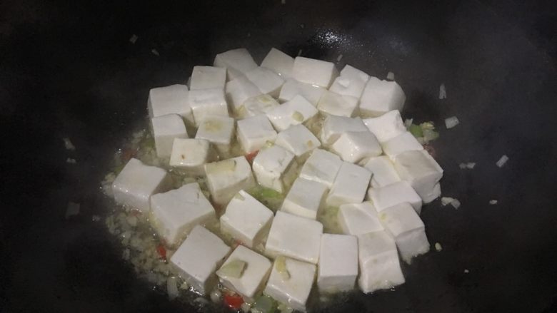 红烧豆腐(下饭菜),放入豆腐,注意操作要轻,容易碎,可以轻轻掂锅,炒匀