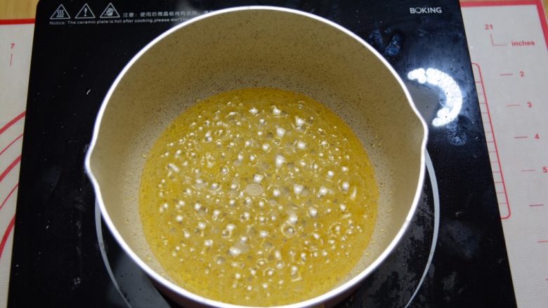 焦糖玛奇朵,此时晃动一下奶锅让焦糖色变均匀,可以防止局部上色过深变苦。