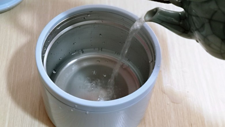 百变水果 火龙果西米露,注入开水。(需要刚烧开的沸水)