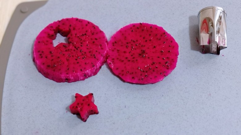 百变水果 火龙果西米露,将<a style='color:red;display:inline-block;' href='/shicai/ 608'>火龙果</a>去皮,切片,用模具压出形状。(这一步可以省略)
