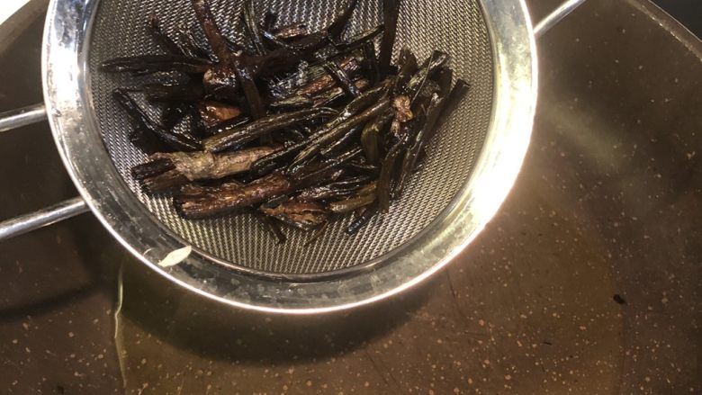 葱油拌面,隔出炸好的葱,留着备用