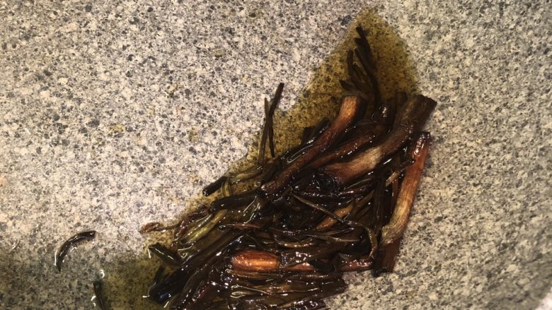 葱油拌面,炸至葱段成黑色变完成