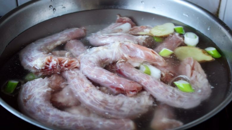 麻辣鸡脖,鸡脖焯水。
鸡脖焯水要用凉水,水中放适量的姜片和葱段。
