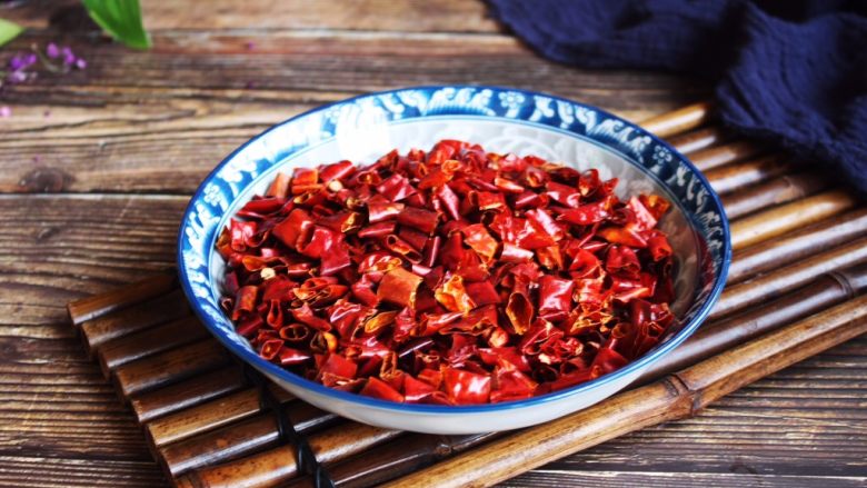 麻辣鸡脖,辅助食材:50g的<a style='color:red;display:inline-block;' href='/shicai/ 62'>辣椒</a>。
