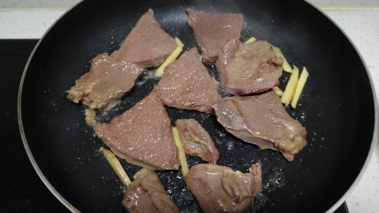 家常牛排,不粘锅中大火煎至一面变色。