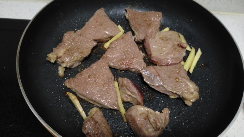 家常牛排,翻面煎至另一面。