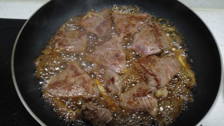 家常牛排,倒入<a style='color:red;display:inline-block;' href='/shicai/ 788'>生抽</a>，转中火盖盖焖3分钟。