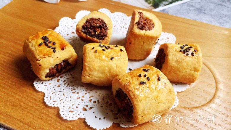 枣泥一口酥,烤箱预热,180度,25分钟左右(具体的时间、温度,请根据自家烤箱灵活设定)