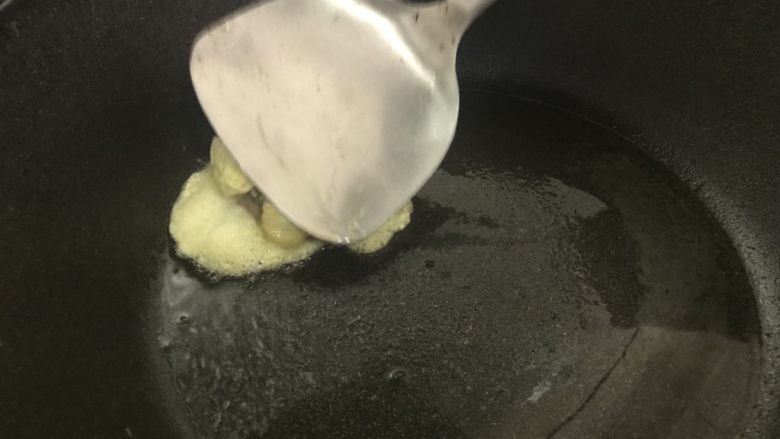客家釀春,妈妈做的味道,用锅铲把蛋皮包住肉馅。