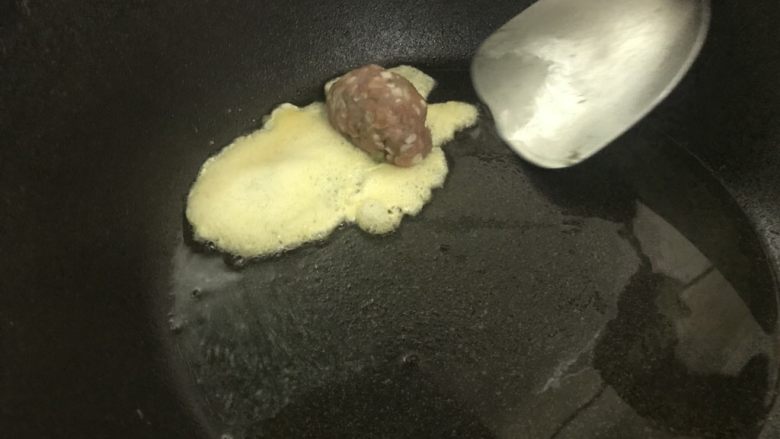 客家釀春,妈妈做的味道,中火,倒入油,锅热后用饭勺勺入一勺蛋液,放上肉馅。