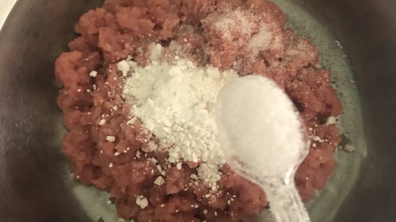 客家釀春,妈妈做的味道,加入盐。