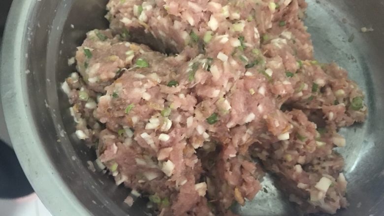 客家釀春,妈妈做的味道,戴手套加点水,把调料和肉馅混合均匀上劲。这步还可以试试味道,不够再加。