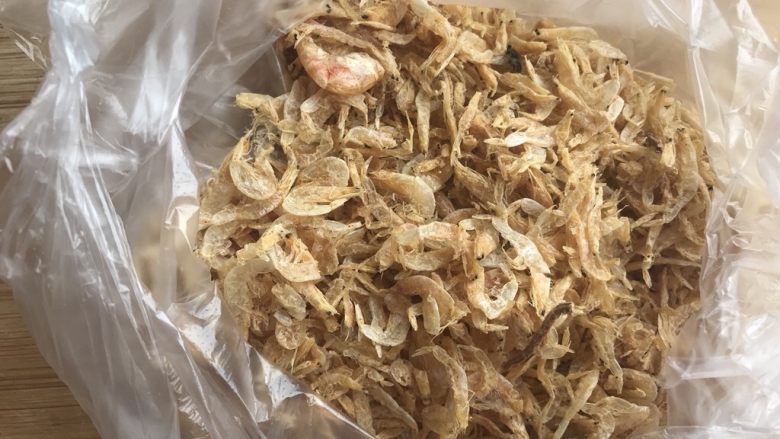 客家釀春,妈妈做的味道,虾皮洗净炒香备用。