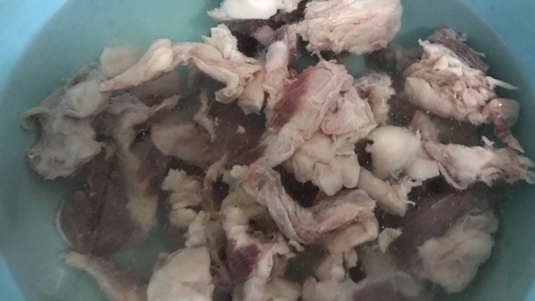 白萝卜炖牛筋巴脑,牛筋巴脑洗净。