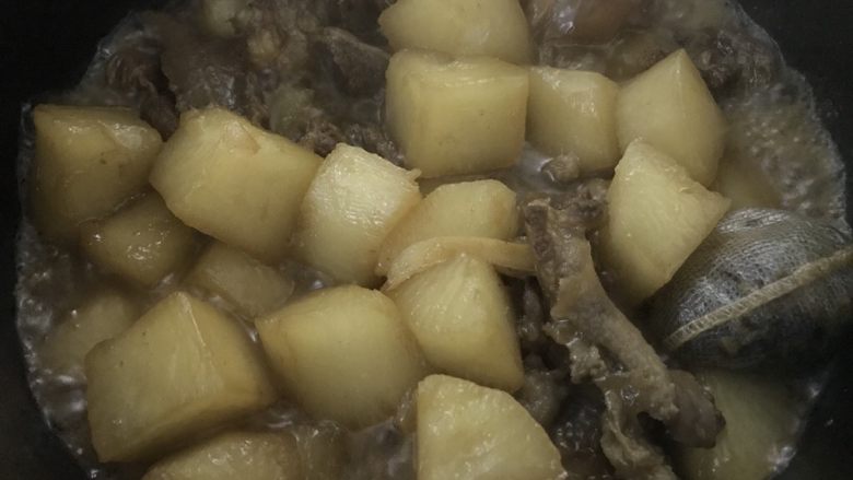 白萝卜炖牛筋巴脑,中途试味,加盐加冰糖,然后大火收汁收汁。不要收太干。